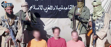 Terrorgruppen Aqim visar upp några av sina fångar i december förra året. Det är okänt om svensken är en av fångarna på den här bilden. FOTO: SCANPIX